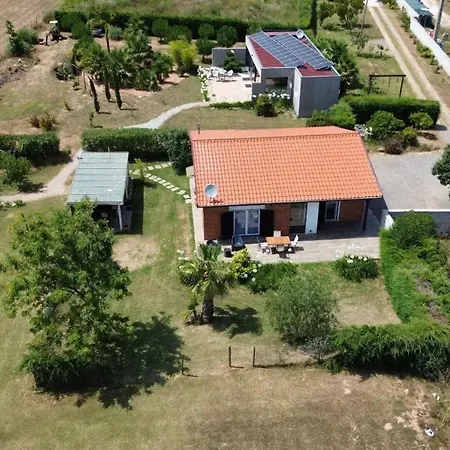 House With Garden In - 100 M², Shared Pool Vakantiehuis