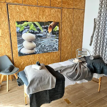 House With Garden In - 100 M², Shared Pool Vakantiehuis